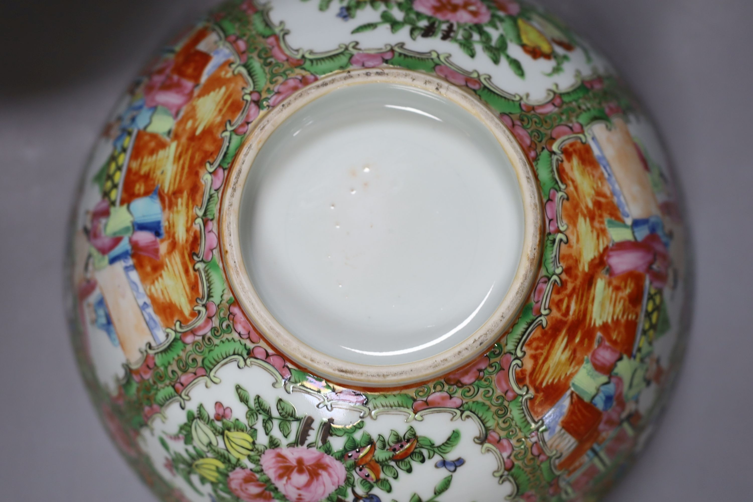 A Chinese Republic period kamcheng and cover, 19cm tall, together with a late 19th century Chinese famille rose bowl (2)